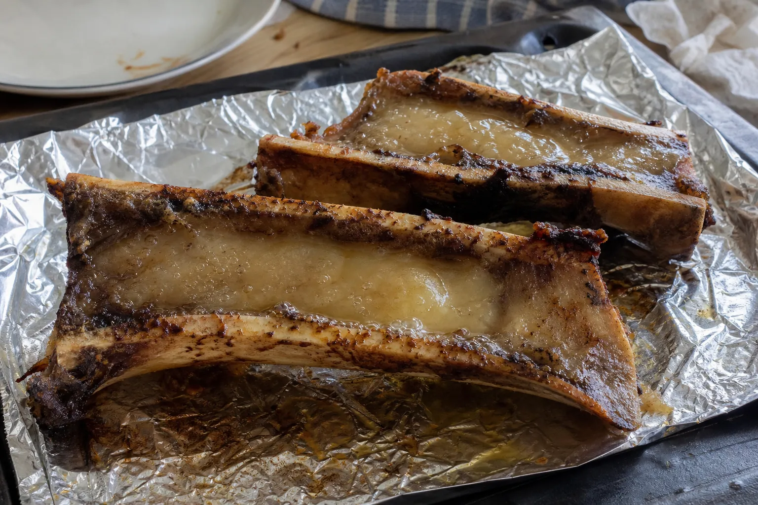 焼き上がり。骨の中で骨髄がやわらかく半透明になり、縁に小さな泡が立っている